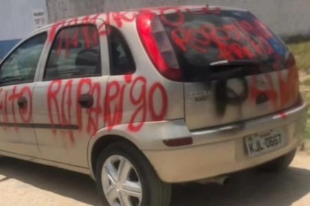 Foto colorida mostra pichação de "prefeito raparigo" em carro de suposta amante do prefeito de Agrestina, em Pernambuco - Metrópoles