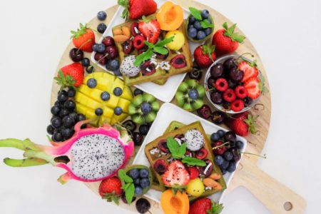 Tábua redonda com vários tipos de frutas