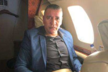 Imagem de Tuta em jatinho. Ele é um homem pardo, de cabelo curto e veste terno - Metrópoles