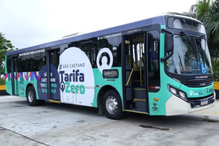 Imagem mostra ônibus colorido em azul, branco e verde - Metrópoles