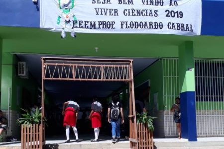 foto colorida da entrada de escola em cruzeiro do sul (acre) - Metrópoles