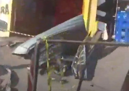 Imagem colorida de destroços de porta de mercado, isolados com fita zebrada - Metrópoles