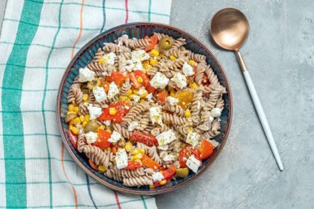 Foto colorida de um prato de salada de macarrão integral - Metrópoles