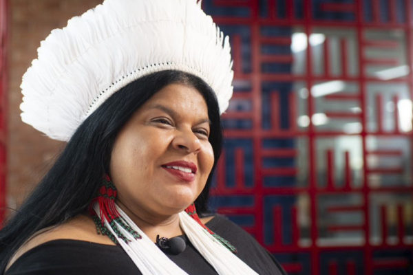 Foto colorida da ministra Sonia Guajajara - Metrópoles