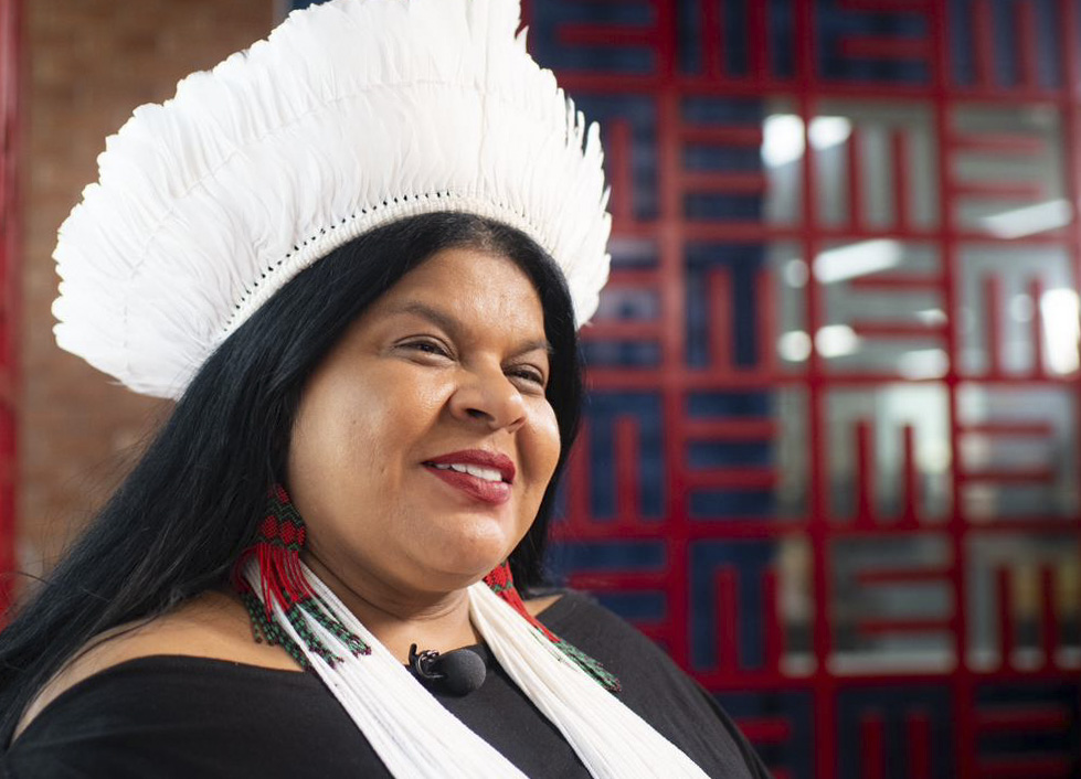 Foto colorida da ministra Sonia Guajajara - Metrópoles
