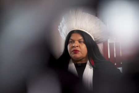 Foto colorida da ministra Sonia Guajajara - Metrópoles