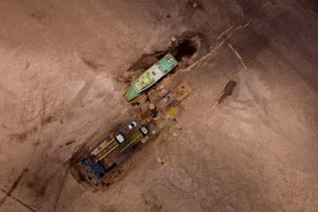 Imagem aérea de Jangada encalhada no leito seco do Rio Amazonas em meio à pior seca em 120 anos - Metrópoles