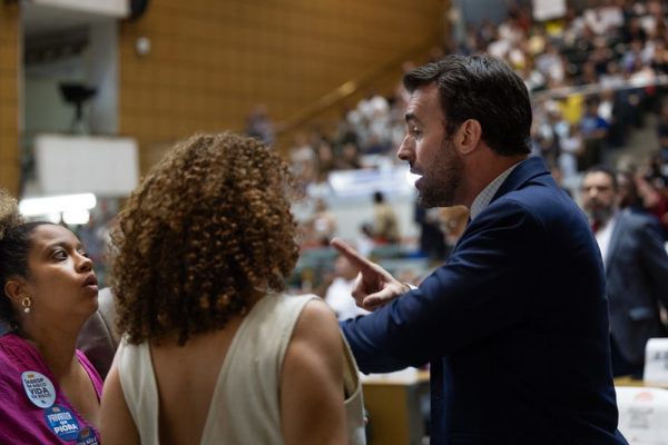 Fotografia colorida mostra o deputado Lucas Bove (PL) discutindo com as deputadas do PSol, Mônica Seixas e Paula Nunes no plenário da Alesp durante audiência pública sobre Sabesp - Metrópoles