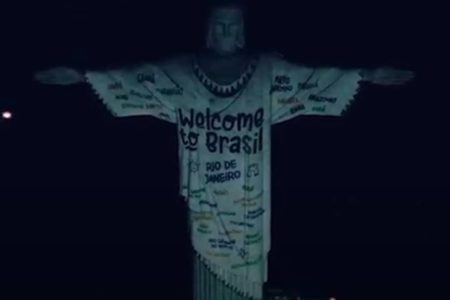 Foto colorida do Cristo Redentor iluminado em homenagem à cantora Taylor Swift - Metrópoles