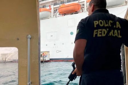 Policial Federal de costas durante operação no Navio do Cabaré - Metrópoles