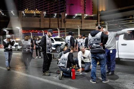 Imagem colorida mostra Tampa de bueiro interrompe treino da F1 em Las Vegas - Metrópoles