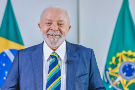 PGR Foto colorida do presidente Lula, com bandeira do Brasil ao fundo - Metrópoles