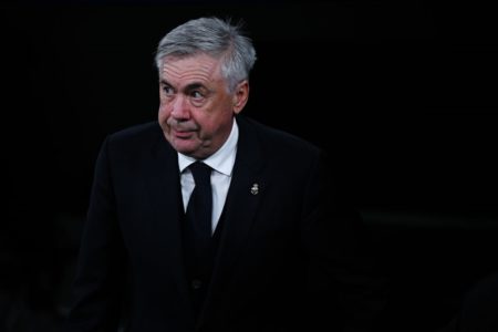 Imagem colorida de Carlo Ancelotti com fundo preto - Metrópoles