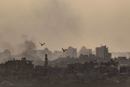 Imagem colorida mostra nuvens de fumaça sobre Gaza após bombardeio - Metrópoles