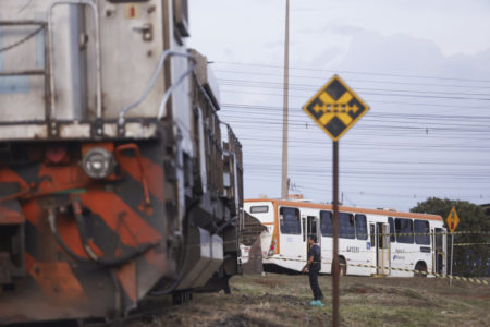 Colisão entre trem e carros de passeio na Estrutural deixa 1 vítima fatal e 5 feridos - metrópoles