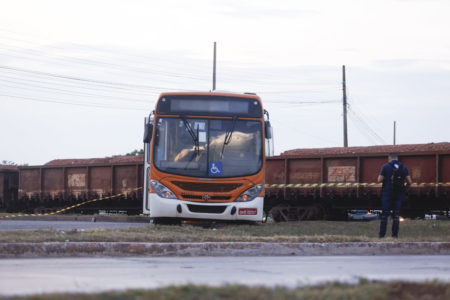 Foto colorida de colisão de ônibus com trem