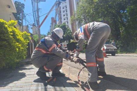 Imagem mostra trabalhadores da Enel esticando cabos. Procon exige esclarecimentos da empresa - Metrópoles