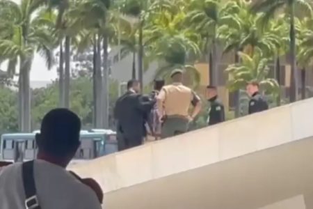 Foto colorida do momento em que um homem invade o Palácio do Planalto - Metrópoles