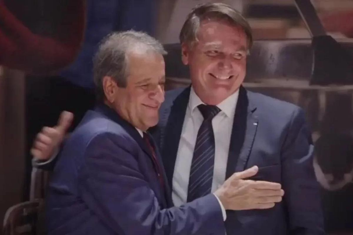 Imagem colorida de Valdemar Costa Neto dando um abraço em Jair Bolsonaro - Metrópoles