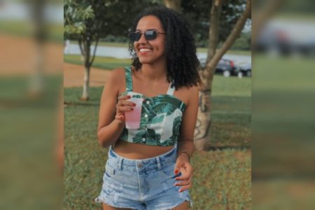 Ana Clara Benevides, fã que morreu no show da cantora Taylor Swift, no Rio, segurando copo e de short - Metrópoles - inspiradora da lei ana benevides para distribuir água em eventos