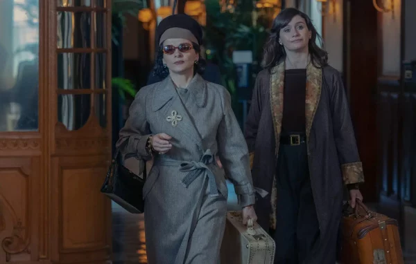 Série The New Look NA imagem com cor, duas atrizes da série The New Look - Metrópoles