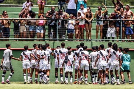 Imagem dos jogadores saudando a torcida - Metrópoles