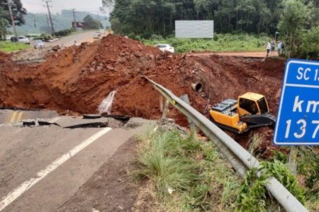 rodovia cedeu por conta das chuvas em SC