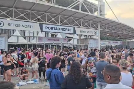 Foto colorida de milhares de pessoas deixando o show da Taylor Swift - Metrópoles