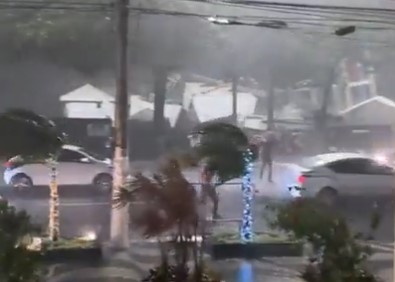 Chuva derruba palco de show em Niterói