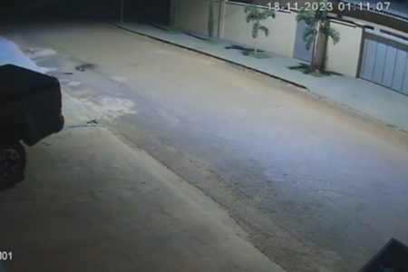 Foto print video colorido de prefeito de Goiás invadindo casa da ex