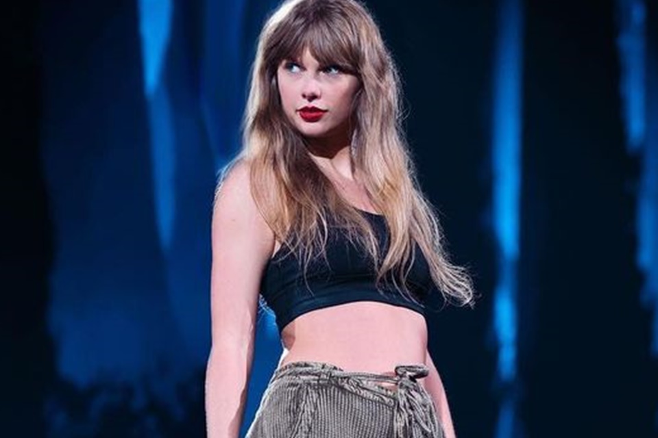 Taylor Swift é clicada com uma blusa preta e calças compridas durante show - Metrópoles