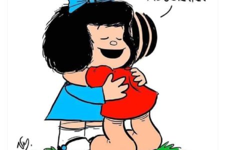 Imagem colorida da personagem de quadrinhos argentina Mafalda abraçando a personagem brasileira Mônica - Metrópoles