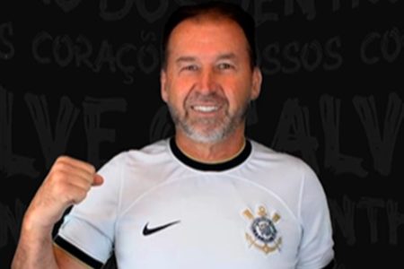 Imagem colorida de Augusto Melo com a camisa do Corinthians - Metrópoles