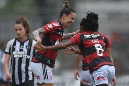 Foto mostra jogadoras do flamengo comemorando vitória sobre o Botafogo no carioca feminino