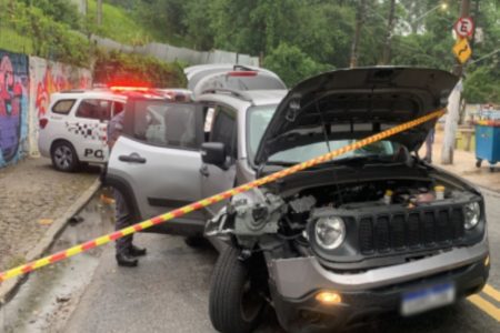 Imagem mostra carro batido - Metrópoles