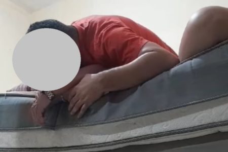 Imagem mostra homem segurando mulher à força - Metrópoles