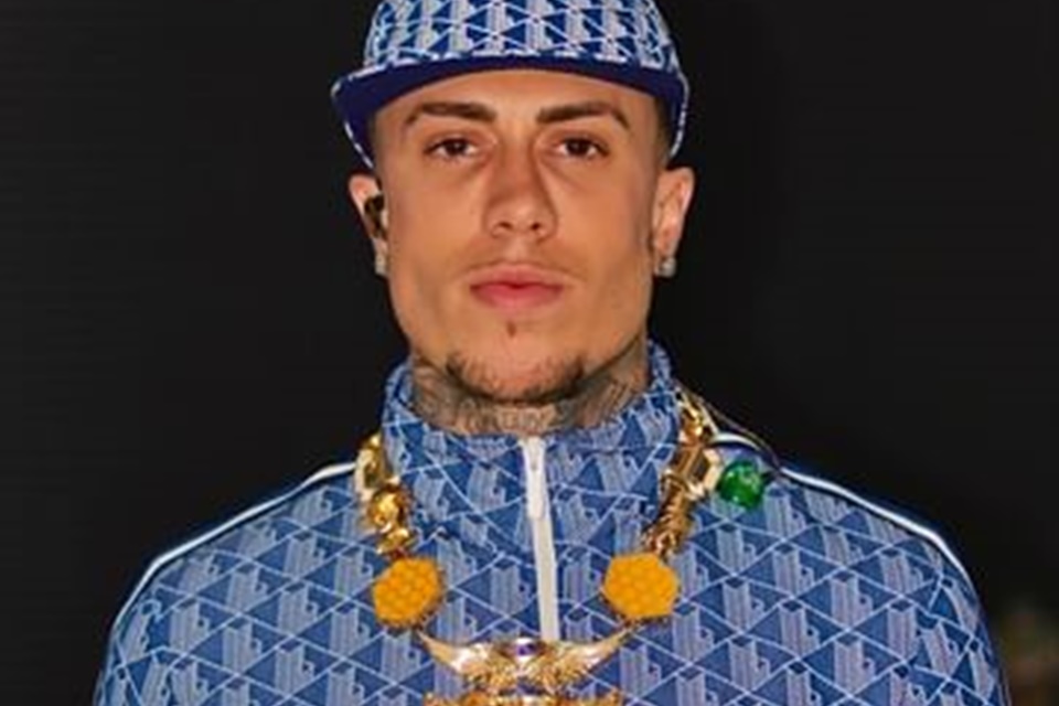 MC Daniel posa de look todo azul, incluindo o boné, e um cordão de ouro - Metrópoles