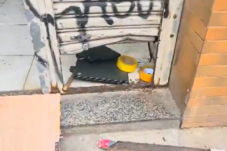 Imagem de porta metálica arrombada; notebooks estão no chão - Metrópoles