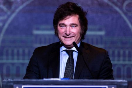 Imagem colorida mostra javier Milei, candidato vencedor do pleito de 2023 na argentina Bolsonaro - Metrópoles