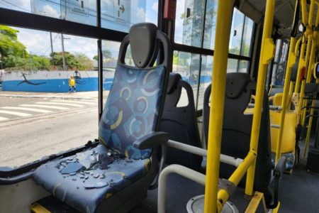 foto colorida de ônibus apedrejado no Terminal Santo Amaro durante protesto que fechou terminais na cidade e causou ameaça de greve - Metrópoles