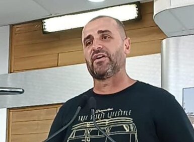 Foto colorida mostra o deputado Vitão do Cachorrão, um homem branco, de cabeça raspada e barba por fazer, vestindo uma camiseta preta - Metrópoles