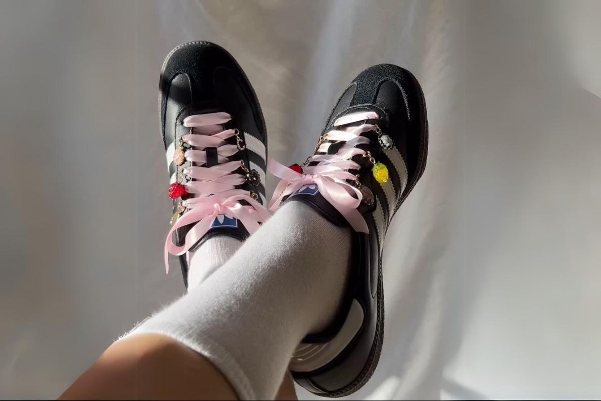Na imagem com cor, dois pés com um tênis feito com customização no cadarço - Metrópoles