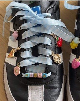 Na imagem com cor, um tênis feito com customização no cadarço - Metrópoles