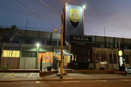 Imagem colorida mostra o Central de Polícia Judiciária da cidade de Franca, onde um homem foi detido por violência doméstica - Metrópoles