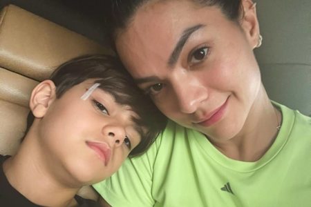 Foto colorida de Kelly Key com o filho, Artur - Metrópoles