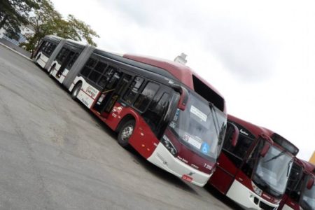 Imagem de ônibus estacionados em garagem - Metrópoles