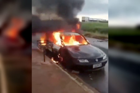 foto colorida de um carro incendiado por mulher em Araraquara, após ela descobrir que o marido tinha um caso com seu pai - Metrópoles