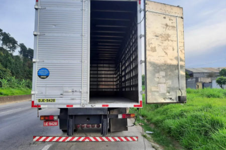 Imagem de bagageiro de caminhão com porta aberta - Metrópoles