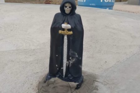 Estátua de caveira é cravada em frente à igreja e assusta moradores