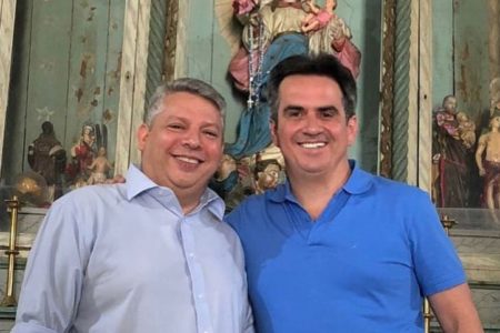 Foto colorida de José Trabulo, à esqueda de camisa clara, e do senador Ciro Nogueira, à direita, de camisa azul - Metrópoles